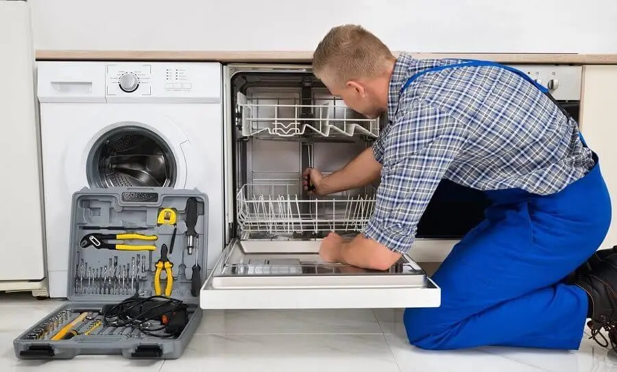 Kuyucak Maytag servisi teknisyen ekibi beyaz eşya tamiri yaparken